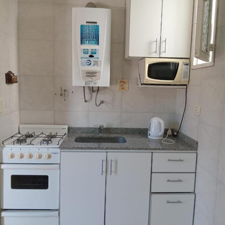 Departamento con cochera para 4 personas, 2 ambientes en Villa Gessel a cuatro cuadras de la playa - One-Bedroom Apartment - 3