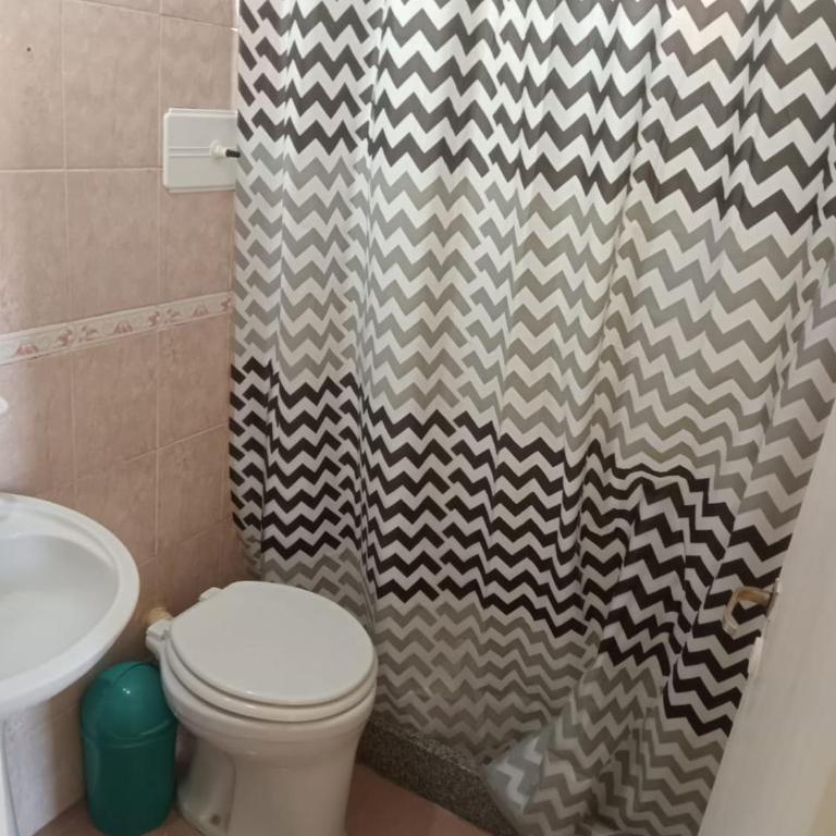 Departamento con cochera para 4 personas, 2 ambientes en Villa Gessel a cuatro cuadras de la playa - One-Bedroom Apartment - 7