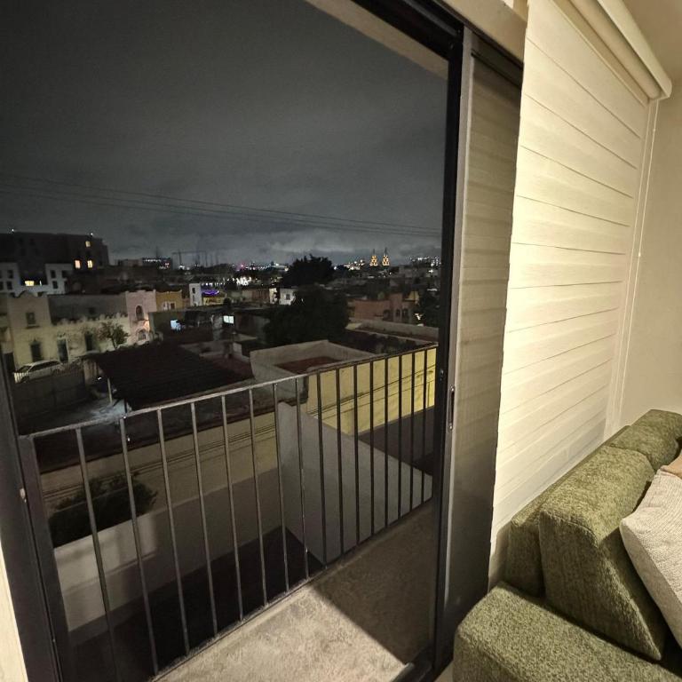 Depto nuevo cerca de H. Civil Viejo con A/C - Apartamento con terraza - 24