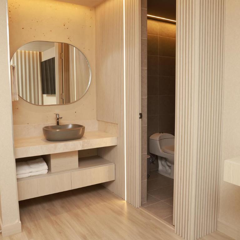 VPV Suites & Casino - King Suite with Balcony - 12