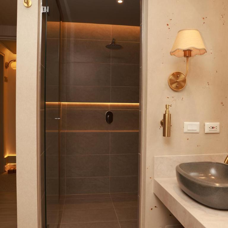 VPV Suites & Casino - King Suite with Spa Bath - 7