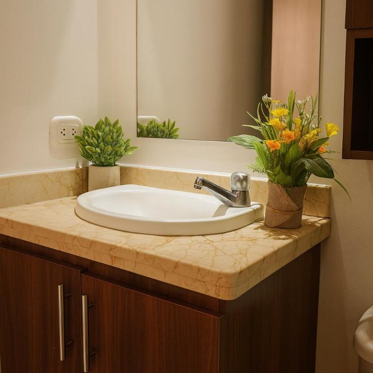 Confort familiar en un espacio exclusivo y central - Three-Bedroom Apartment - 8