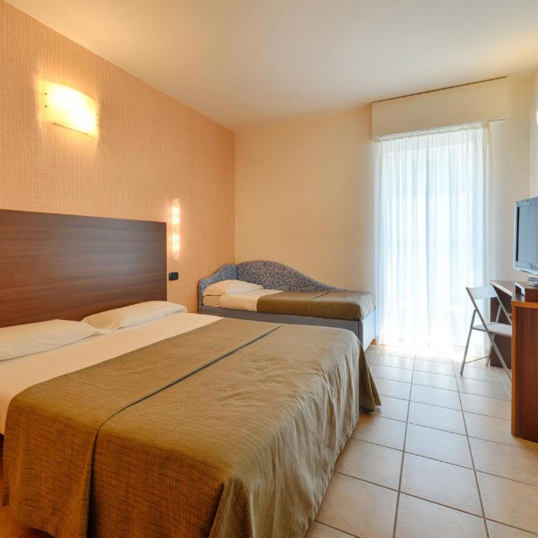 Hotel Rex - Fronte mare Riccione - Economy Triple Room - 4