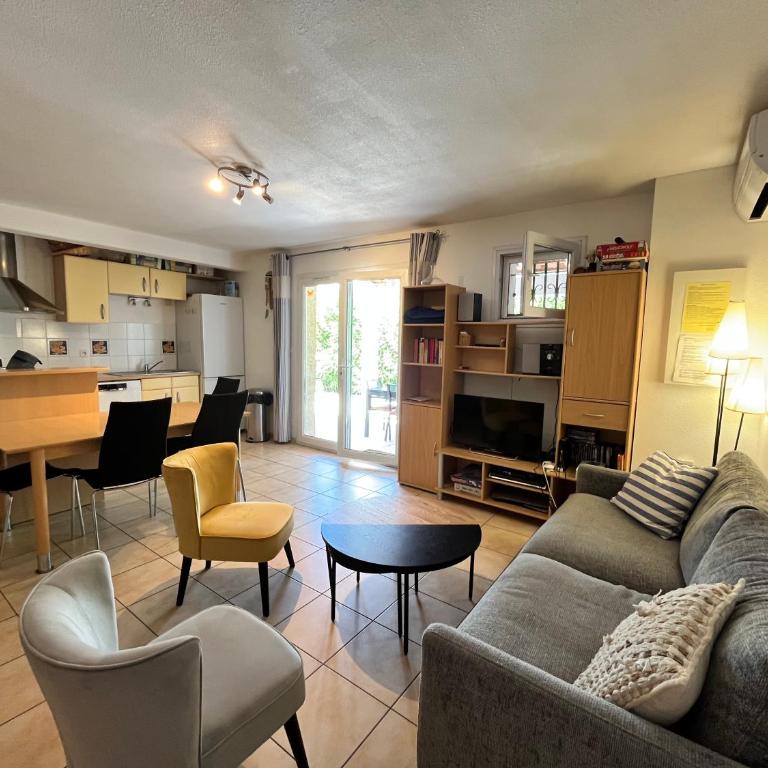 Belle villa climatisée, wifi, 3 chambres grande terrasse vue réserve naturelle dans résidence sécurisée avec piscine commune 800m de la mer Un vrai Havre de Paix LRCS107 - Three-Bedroom House - 4
