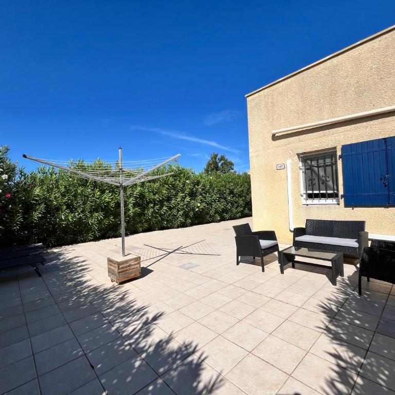 Belle villa climatisée, wifi, 3 chambres grande terrasse vue réserve naturelle dans résidence sécurisée avec piscine commune 800m de la mer Un vrai Havre de Paix LRCS107 - Three-Bedroom House - 16