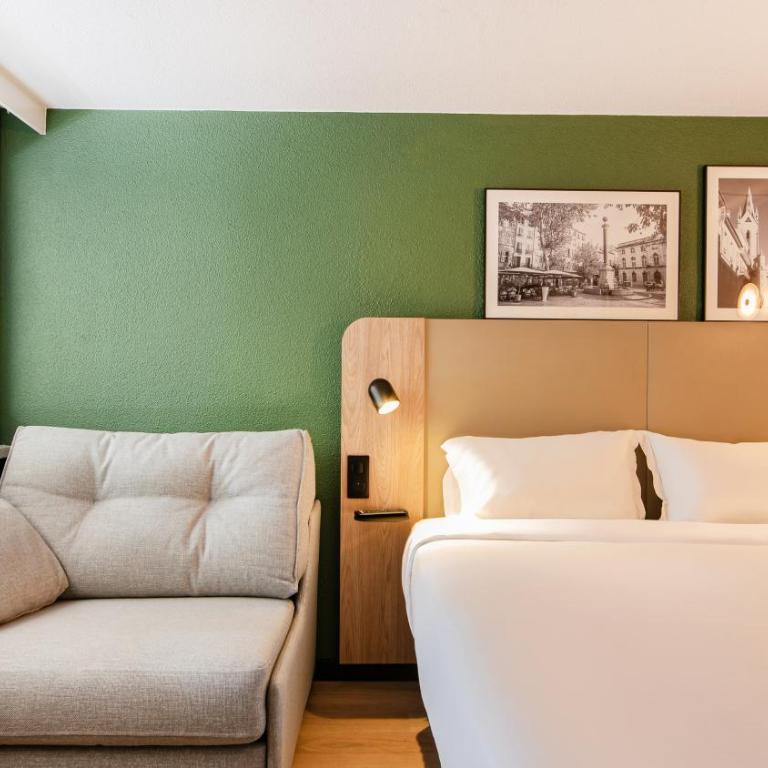 Campanile NATURE - Montpellier Sud - Chambre Standard - 1 Lit Queen-Size et 1 Canapé-Lit - 4