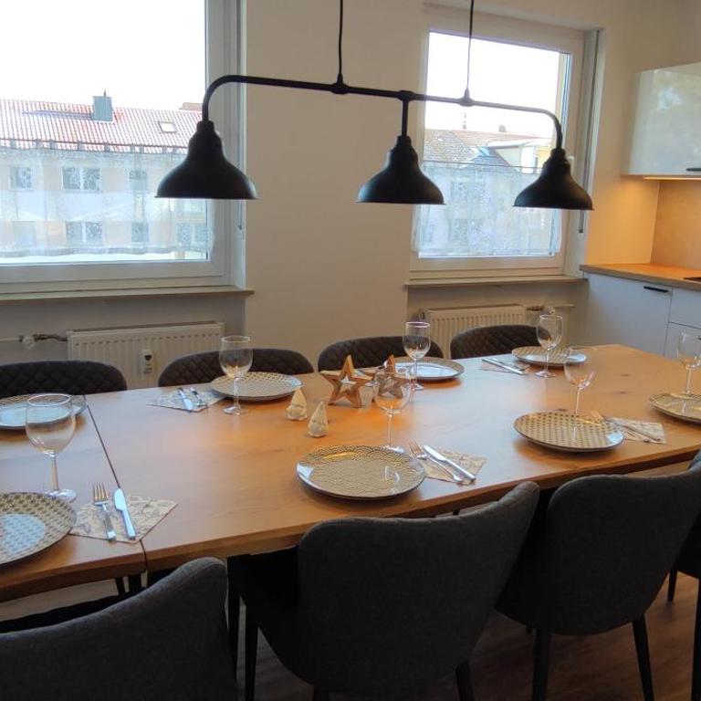Eleonoras Ferienwohnung im 2OG inklusive eigenen Parkplätzen vor der Tür für bis zu 8 Personen geeignet - Apartment mit 3 Schlafzimmern und Balkon - 1
