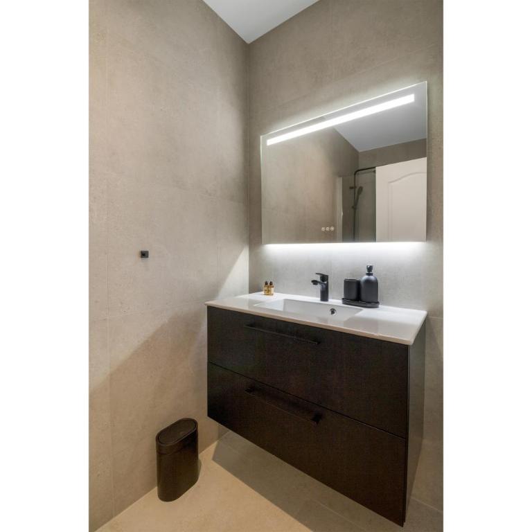 Elegant 3-room air-conditioned apartment in the heart of Le Marais - Two-Bedroom Apartment - 5