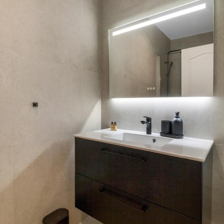 Elegant 3-room air-conditioned apartment in the heart of Le Marais - Two-Bedroom Apartment - 27