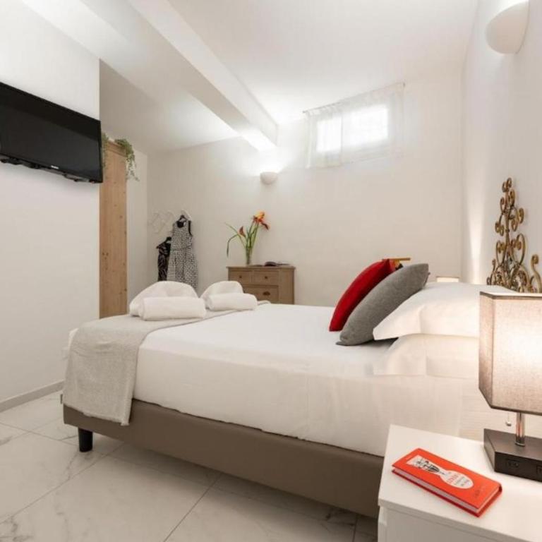 Avelli Pia Fourth Floor with 2 Bathrooms - Florence Charming Apartments - Delightful and bright 4rd-floor apartment without elevator, overlooking one of Florence's most beautiful squares, Exceptionally located for exploring the city - Appartamento con 1 Camera da Letto - 14
