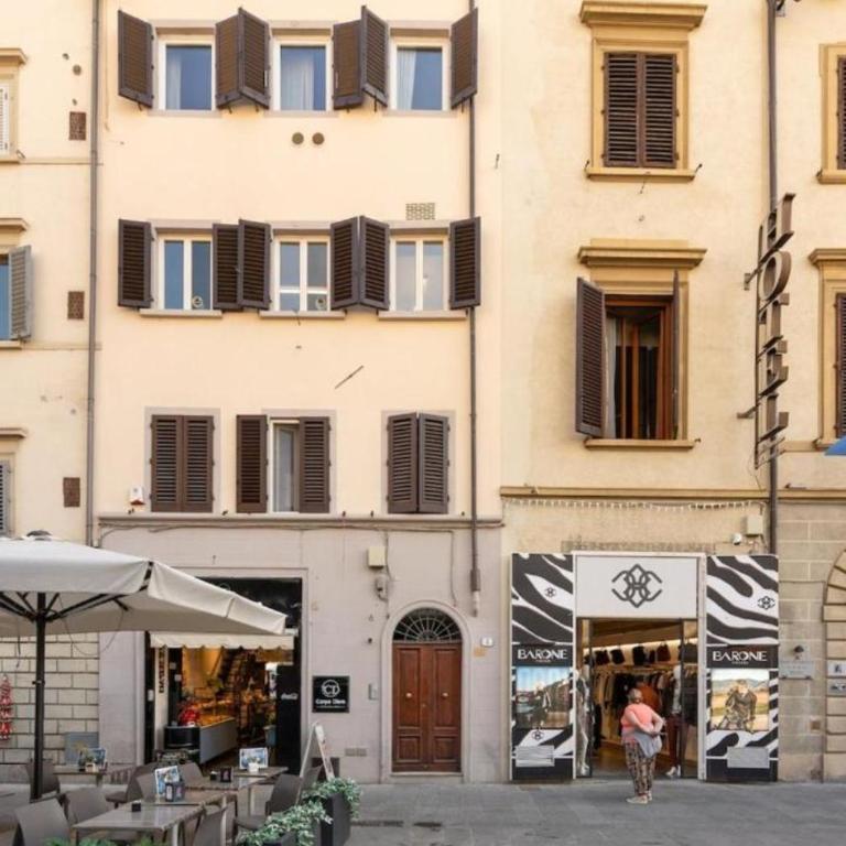 Avelli Pia Fourth Floor with 2 Bathrooms - Florence Charming Apartments - Delightful and bright 4rd-floor apartment without elevator, overlooking one of Florence's most beautiful squares, Exceptionally located for exploring the city - Appartamento con 1 Camera da Letto - 15
