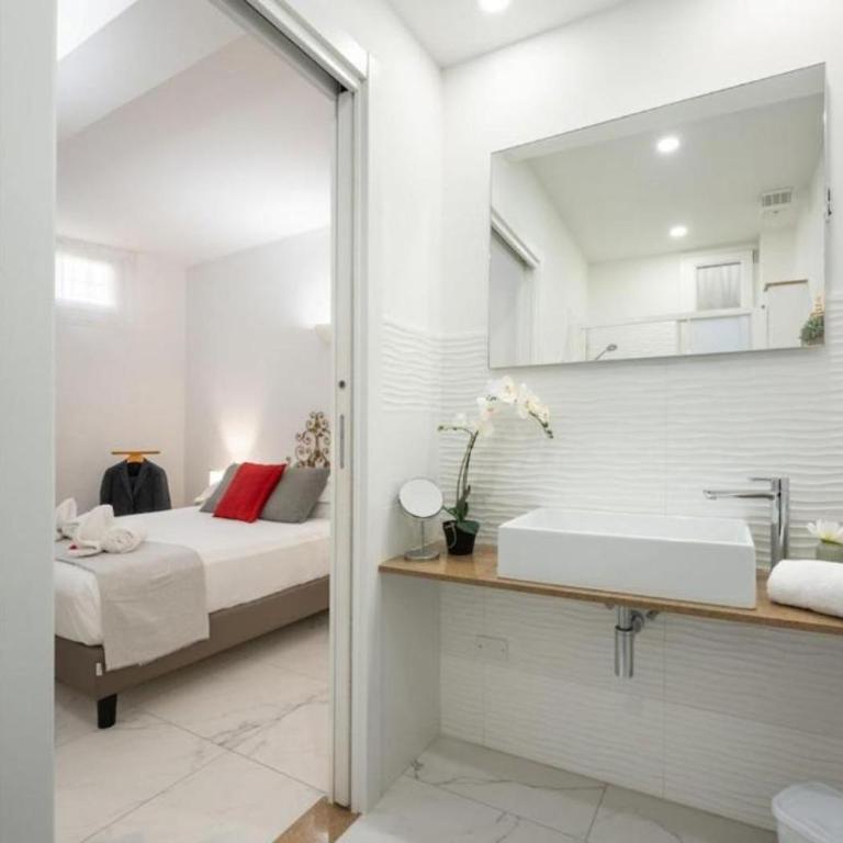 Avelli Pia Fourth Floor with 2 Bathrooms - Florence Charming Apartments - Delightful and bright 4rd-floor apartment without elevator, overlooking one of Florence's most beautiful squares, Exceptionally located for exploring the city - Appartamento con 1 Camera da Letto - 16