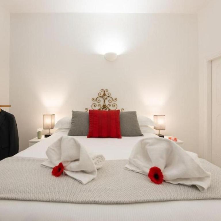 Avelli Pia Fourth Floor with 2 Bathrooms - Florence Charming Apartments - Delightful and bright 4rd-floor apartment without elevator, overlooking one of Florence's most beautiful squares, Exceptionally located for exploring the city - Appartamento con 1 Camera da Letto - 17