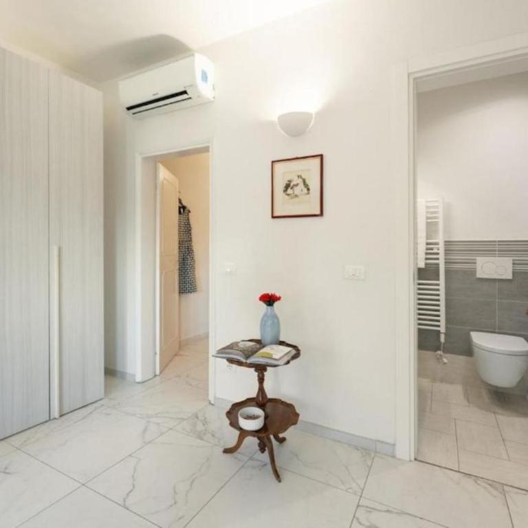 Avelli Pia Fourth Floor with 2 Bathrooms - Florence Charming Apartments - Delightful and bright 4rd-floor apartment without elevator, overlooking one of Florence's most beautiful squares, Exceptionally located for exploring the city - Appartamento con 1 Camera da Letto - 25