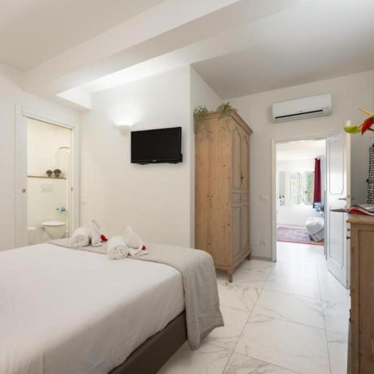 Avelli Pia Fourth Floor with 2 Bathrooms - Florence Charming Apartments - Delightful and bright 4rd-floor apartment without elevator, overlooking one of Florence's most beautiful squares, Exceptionally located for exploring the city - Appartamento con 1 Camera da Letto - 27