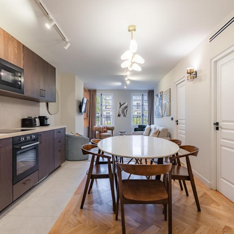 Elegant bright and air-conditioned 2 Bedroom apartment in Bastille - Two-Bedroom Apartment - 11