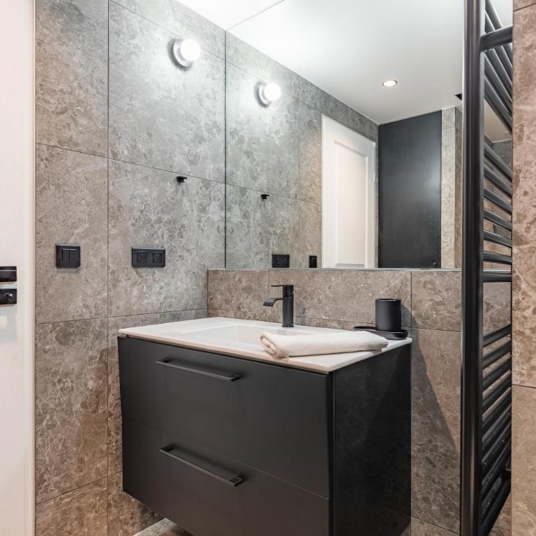 Elegant bright and air-conditioned 2 Bedroom apartment in Bastille - Two-Bedroom Apartment - 18