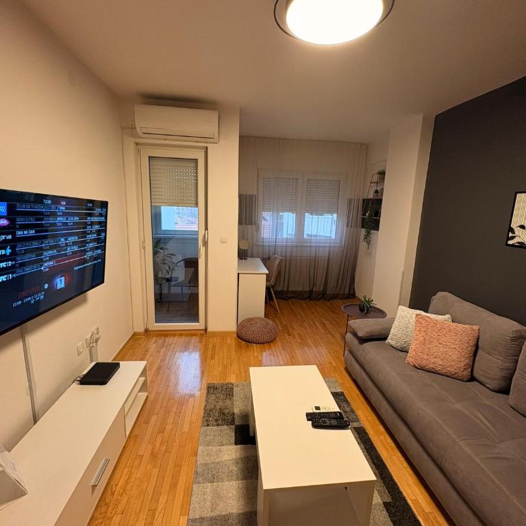 NAR Royalton Apartment #27 Free Parking - One-Bedroom Apartment with Balcony - 2