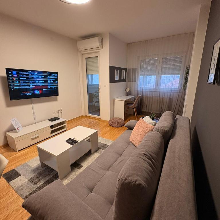 NAR Royalton Apartment #27 Free Parking - One-Bedroom Apartment with Balcony - 1