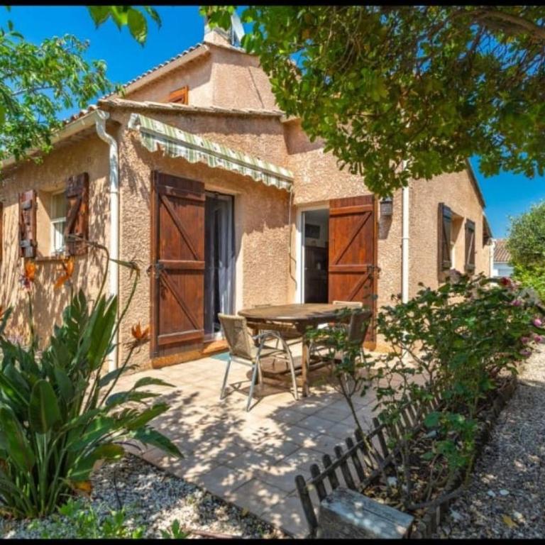 Maison climatisée avec jardin - 6 pers - 7 min des plages du Var - Casa con 2 Camere da Letto - 1