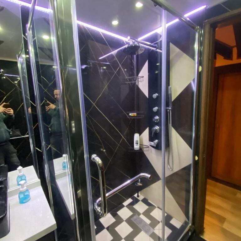 House in the heart of the city with a jacuzzi and parking - One-Bedroom Villa - 11