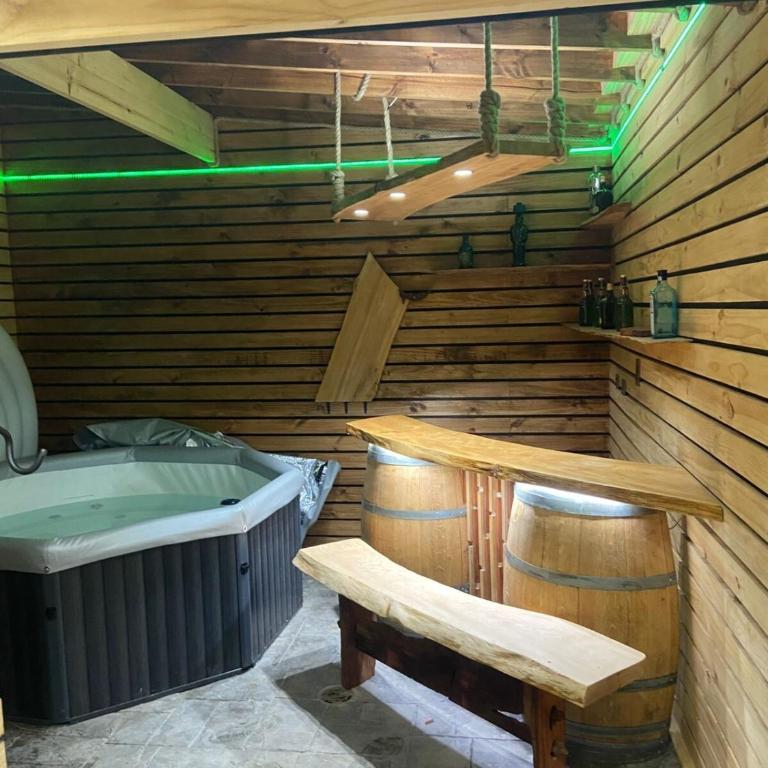 House in the heart of the city with a jacuzzi and parking - One-Bedroom Villa - 24