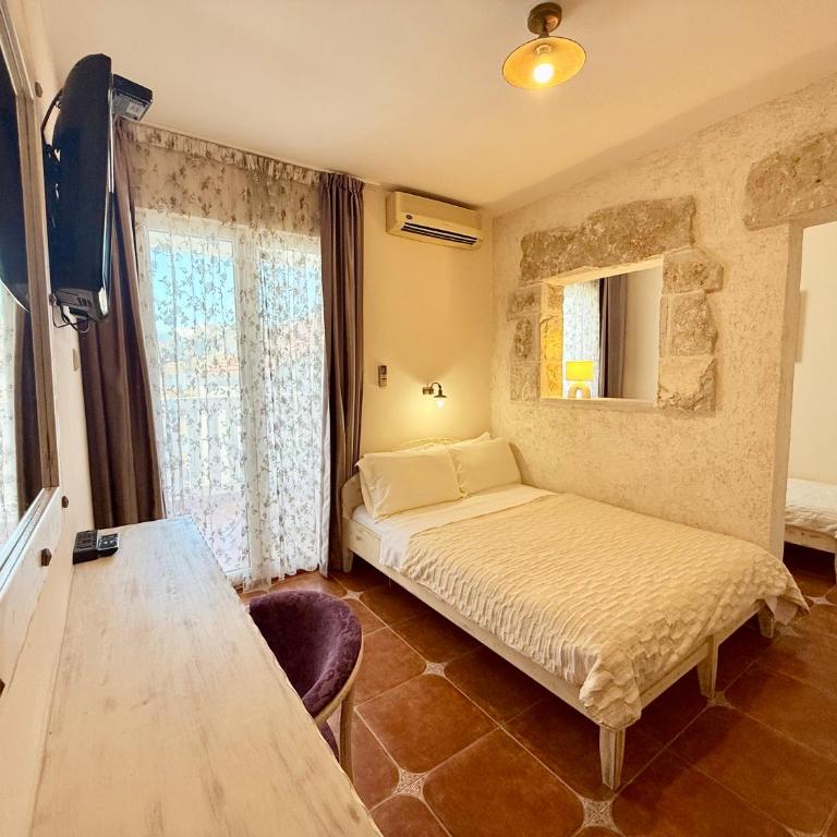 Budva Perla di Mare Hotel - Standardna Trokrevetna Soba - 4