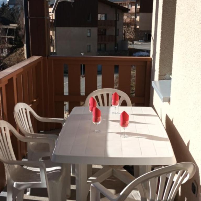 Vue panoramique - Confortable - Piscine - Randonnées - Skis - Appartement 1 Chambre - 13