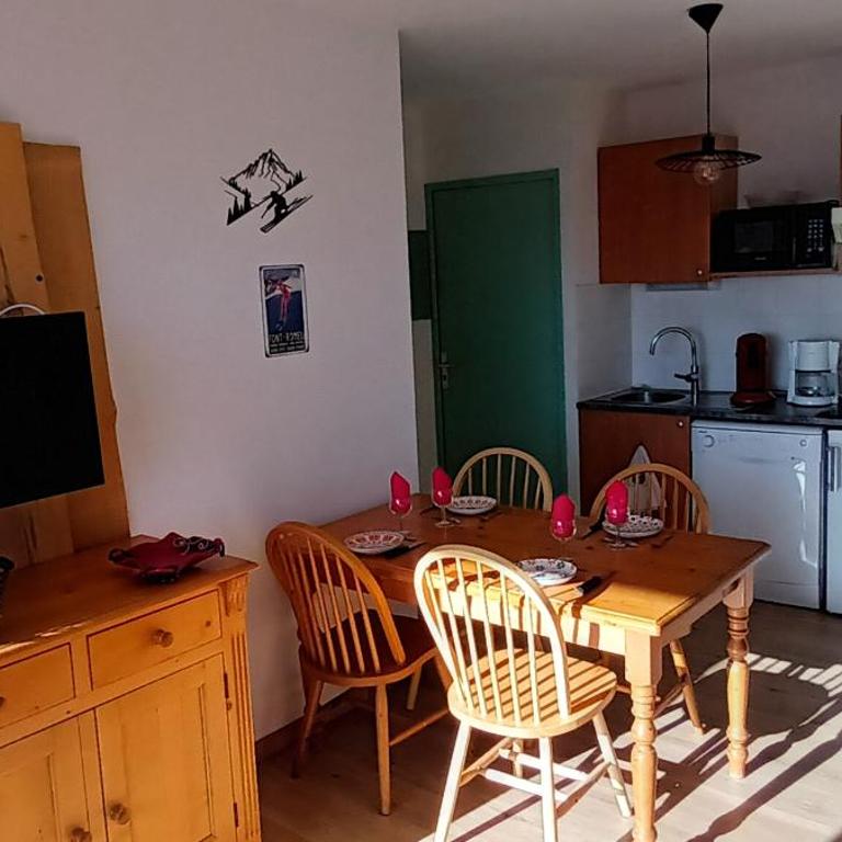 Vue panoramique - Confortable - Piscine - Randonnées - Skis - Appartement 1 Chambre - 8
