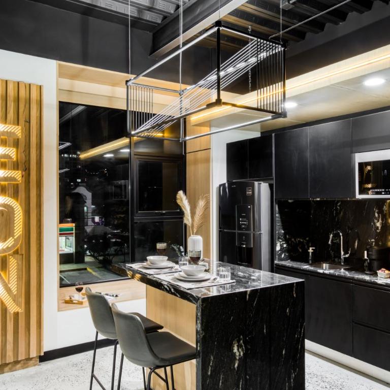 Downtown Designer Apartments by ULIV - Superior Apartment - 13