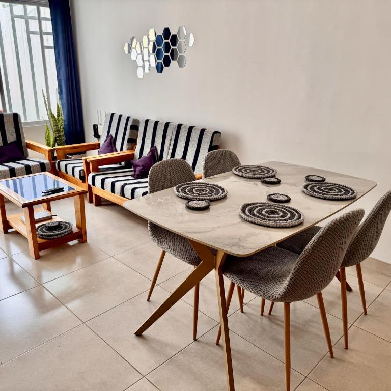 Ideal para familia de 5 - Three-Bedroom House - 21