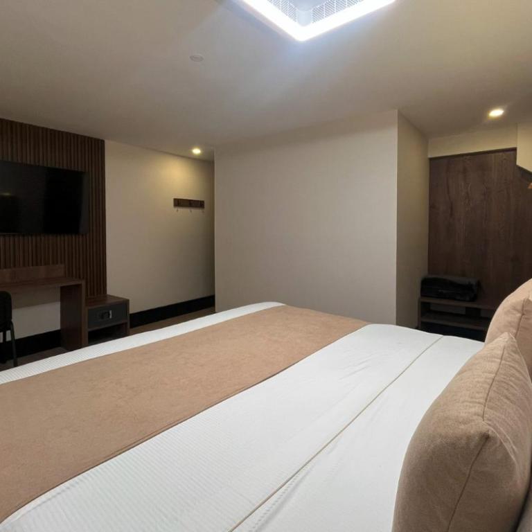 Hotel Continental ByHours - Habitación Deluxe - 7