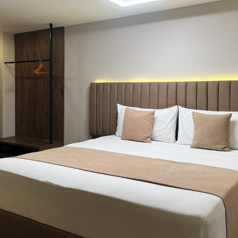 Hotel Continental ByHours - Habitación Deluxe - 8