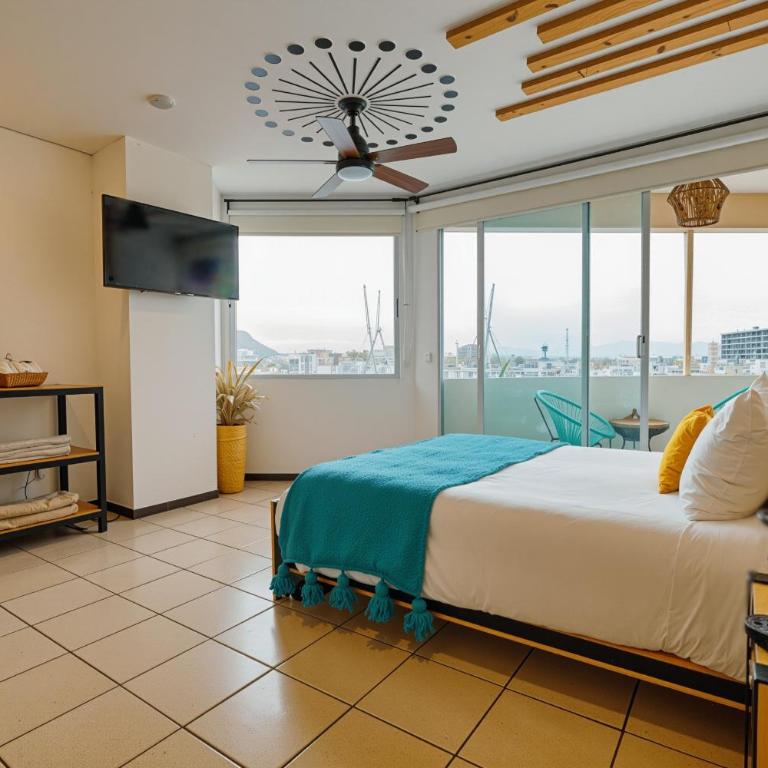 Mayan Monkey Los Cabos - Social Hotel - Habitación con cama grande y balcón - 2