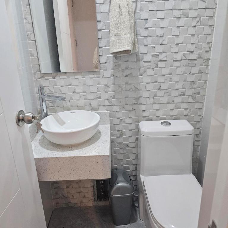 Comfortable apt in Cerro Colorado near the airport - Three-Bedroom Apartment - 6