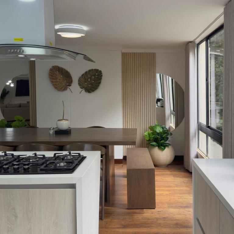 5BR 240 m² Fully Refurbished El Tesoro - Three-Bedroom Apartment - 82