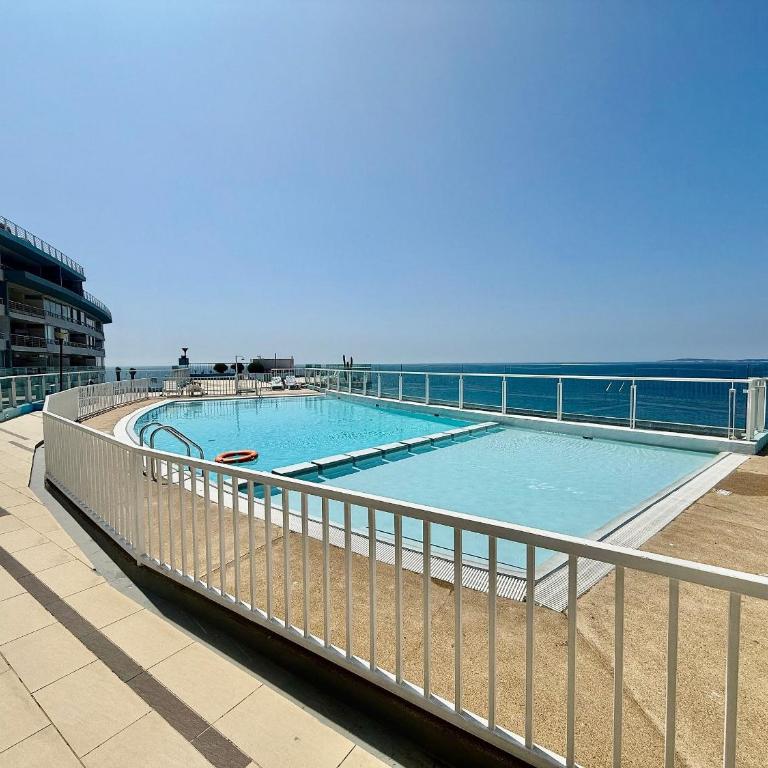 Beachfront beachfront in front of Lilenes Beach - Apartment - 42