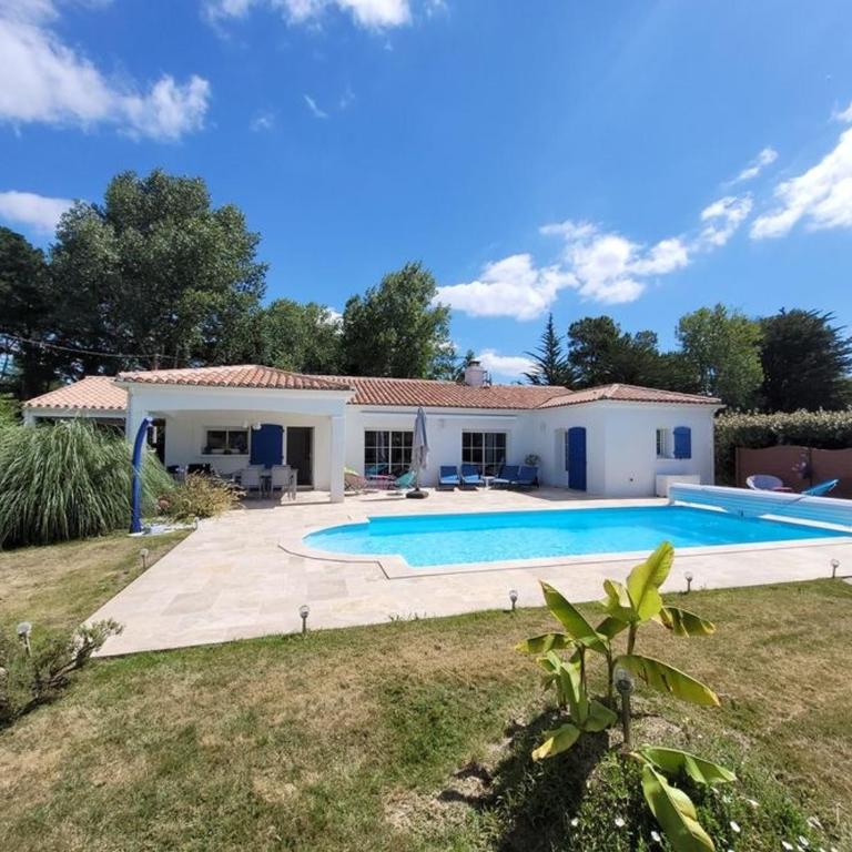 Villa à St Jean de Monts avec piscine chauffée, clim et WiFi - FR-1-777-23 - Ferienhaus - 1
