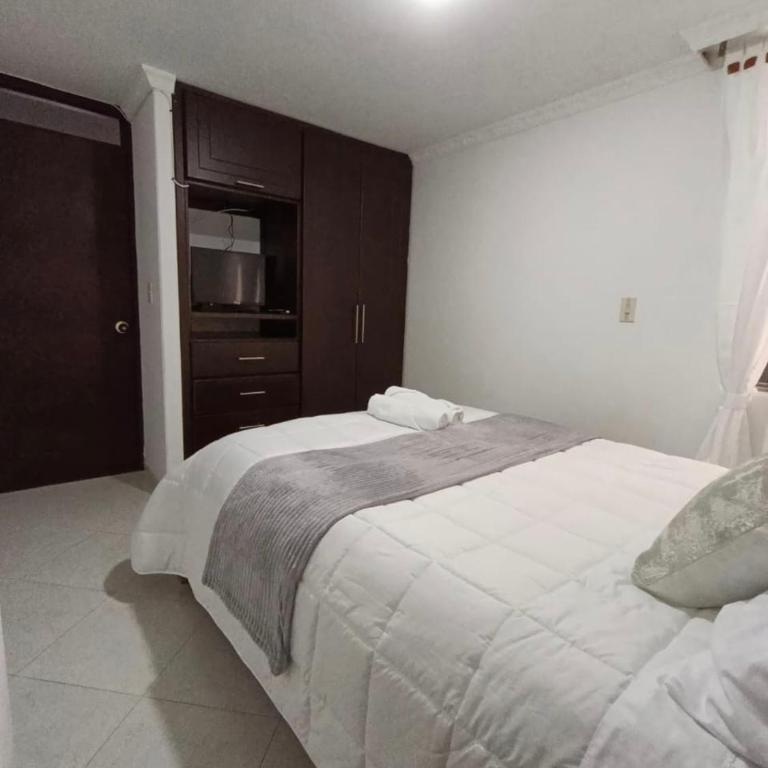 Apartamento cómodo, tranquilo con parqueadero, excelente ubicación - Apartamento de 3 dormitorios - 2