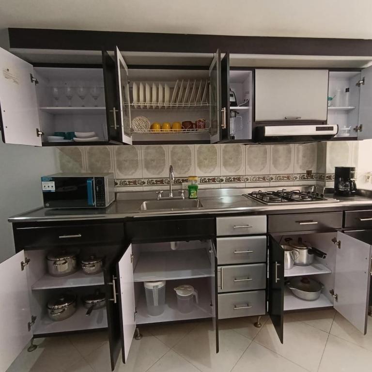 Apartamento cómodo, tranquilo con parqueadero, excelente ubicación - Apartamento de 3 dormitorios - 4