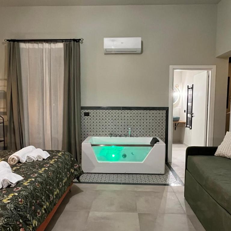 Palermo City Garden Lux Suites - Deluxe Suite with Spa Bath - 9