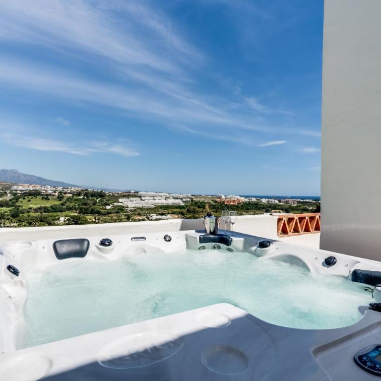 Sea View & Mountain View Apartment with Private Jacuzzi - Sunset Golf, Estepona - Apartamento - 2
