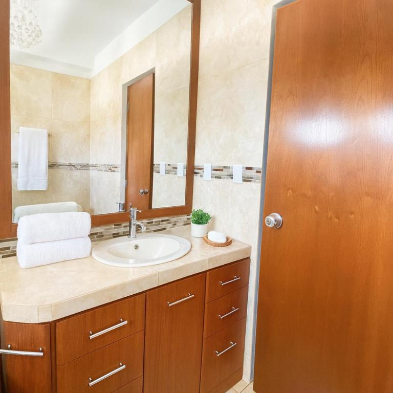 Deluxe Hotel Talara! cerca aeropuerto y centros de comercio - Habitación con cama extragrande y balcón - 7