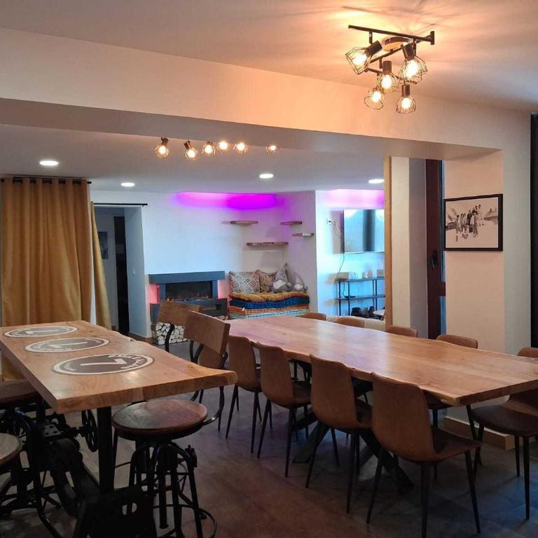 Grand appartement rénové centre station avec balcon - 14p, animaux admis - Five-Bedroom Apartment - 1