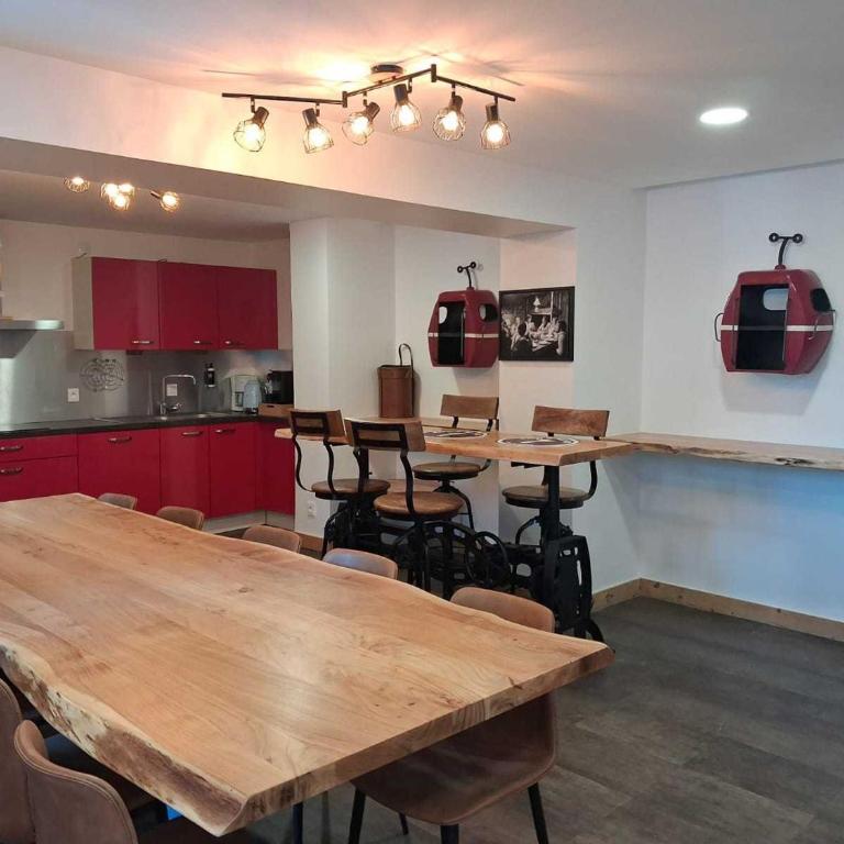 Grand appartement rénové centre station avec balcon - 14p, animaux admis - Five-Bedroom Apartment - 8