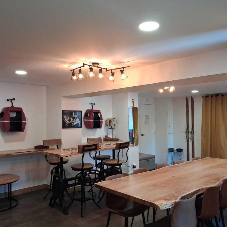 Grand appartement rénové centre station avec balcon - 14p, animaux admis - Five-Bedroom Apartment - 9