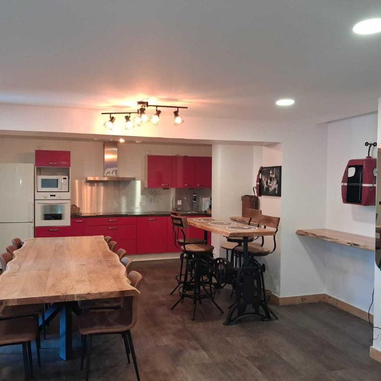 Grand appartement rénové centre station avec balcon - 14p, animaux admis - Five-Bedroom Apartment - 10