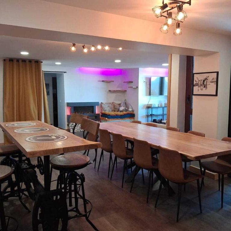 Grand appartement rénové centre station avec balcon - 14p, animaux admis - Five-Bedroom Apartment - 12