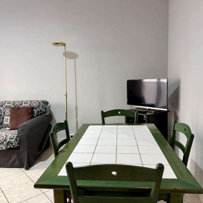 HOST4U - In Centro a Imperia con Balcone - Casa Margherita - Appartamento con 1 Camera da Letto - 2