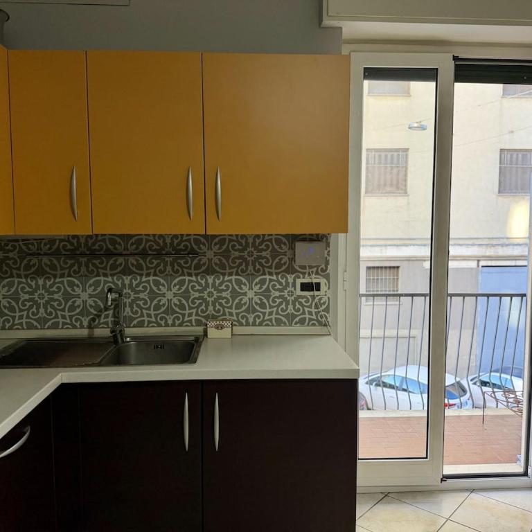 HOST4U - In Centro a Imperia con Balcone - Casa Margherita - Appartamento con 1 Camera da Letto - 5